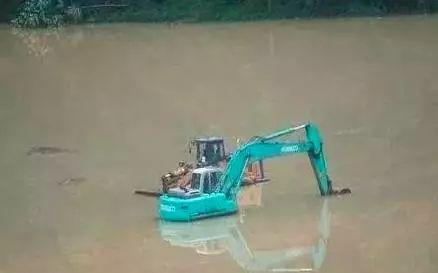 你知道如何在雨季保护挖机吗？可别让挖机被淹了！